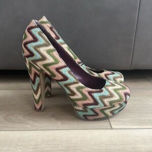 GUC Chevron Print Madden Girl Brand Vintage Multicolor Zigzag Pattern High Heels